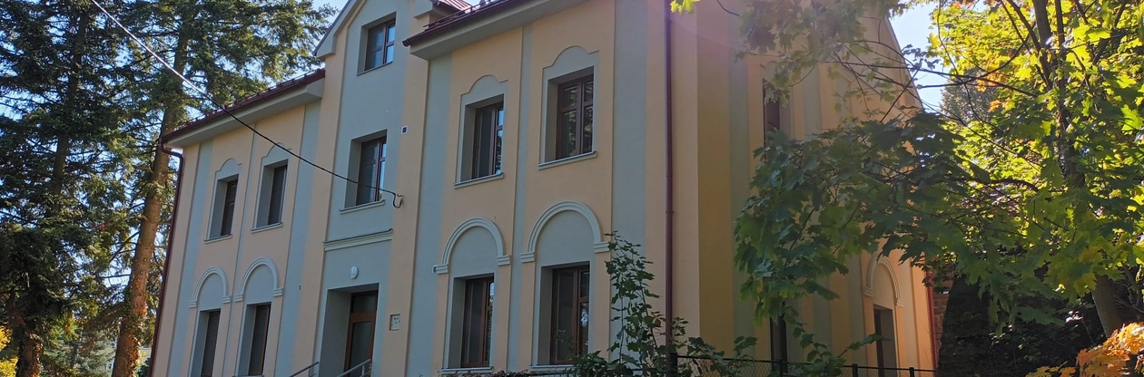 c) Domov mládeže